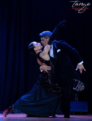 Adrian Veredice & Alejandra Hobert Regreso al Amor pose final black