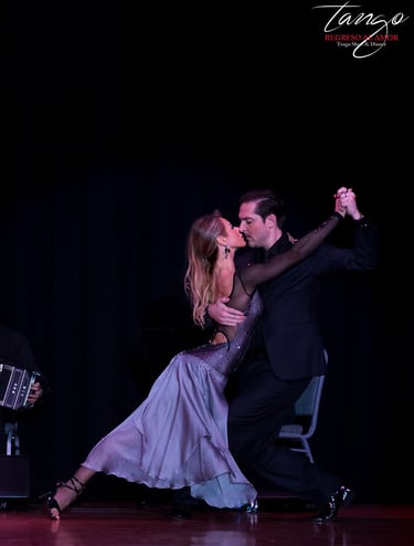 Akvile Bear & Dominic Bridge in Regreso al Amor