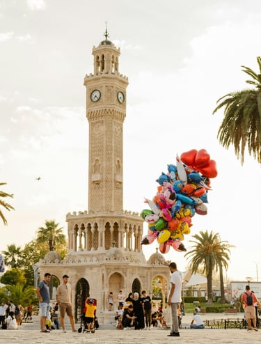 İzmir Türkei — Hafenpromenade Kordon mit Blick auf das Ägäische Meer"