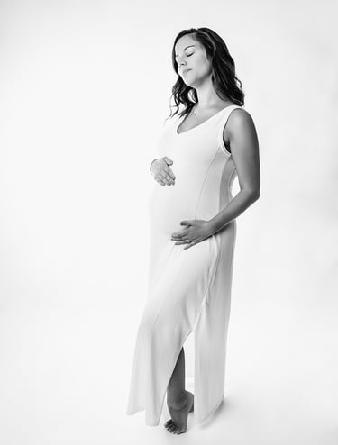 Photo de maternité, dans une robe blanche pour marquer ses courbes de grossesse