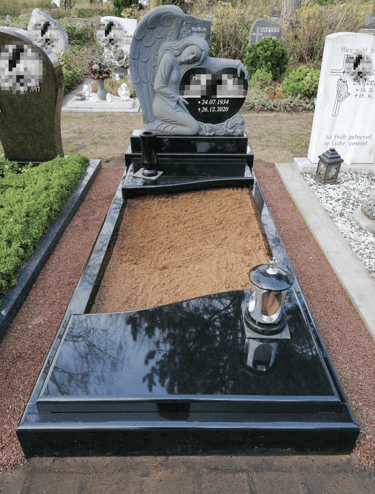 Grabmal mit Engel aus schwarzem Granit