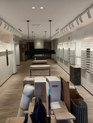 Reforma y montaje de óptica moderna por MSDecop. Diseño interior y mobiliario en instalación.