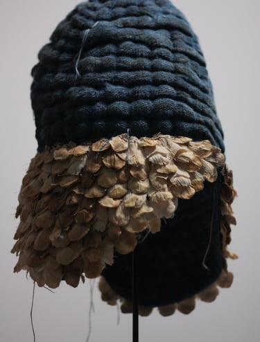 karine-nguyen-van-tham-casque HUMUS, détail écailles de pommes de pin blanches, lin teinture indigo