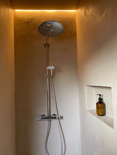 Inloopdouche met ronde regendouche, handdouche en nis in beige wand