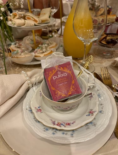 Theeservies op gedekte tafel