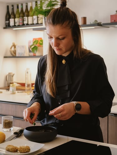 Marine Lucas lors d'un cours de cuisine