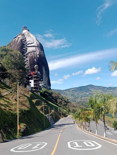 Acceso al parqueadero de la Piedra de El Peñol