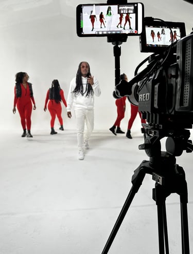 clip de music sur fond blanc avec danseuse habillée en rouge et camera red