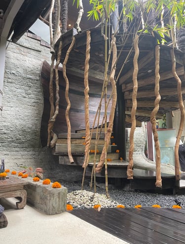 Escalier en spirale du Clear Café à Ubud, Bali – architecture intérieure en bois clair 