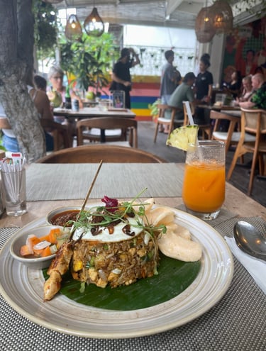 Nasi Goreng Ayam chez Inklusiv Warung : riz frit indonésien au poulet, légumes croquants et œuf