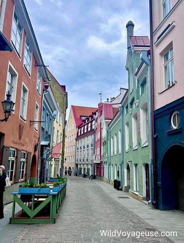 Rue colorée du centre médiéval de Tallinn