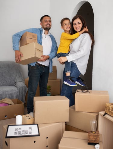 Déménageurs professionnels transportant des meubles et des cartons dans un appartement, un condo 