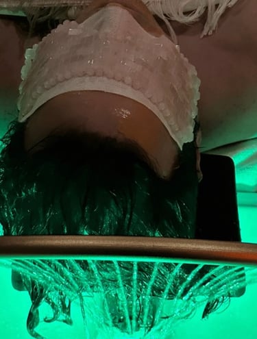 un homme recevant un massage capillaire appelé head spa au salon Insia beaute