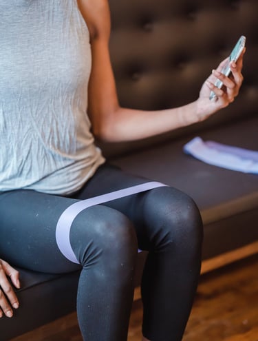 una mujer sentada en un sofá con un teléfono celular
