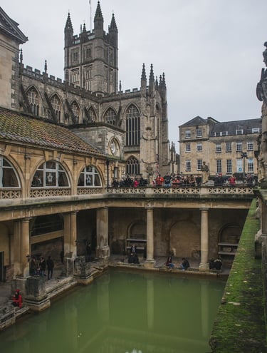 Las termas romanas de Bath, en Inglaterra, con la Gran Piscina de aguas verdes y la histórica abadía