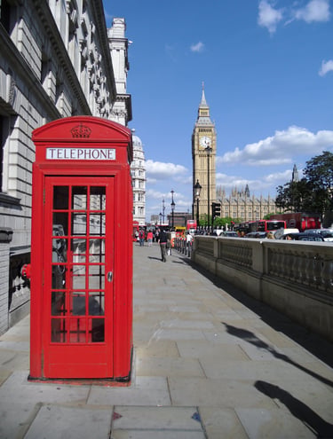 emblemática cabina telefónica roja en una calle de Londres, con el Big Ben 