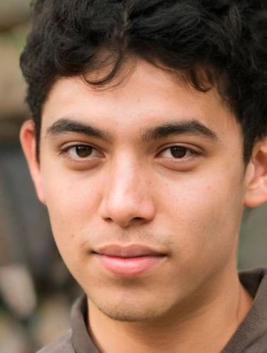 Chico morocho mirando a la camara