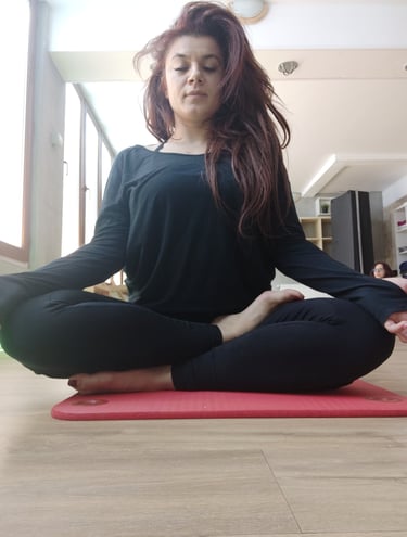 Maya in postura de meditatie la cursul de yoga Alchimia Vietii