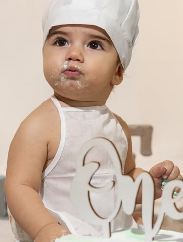 bimbo vestito da chef con smash cake