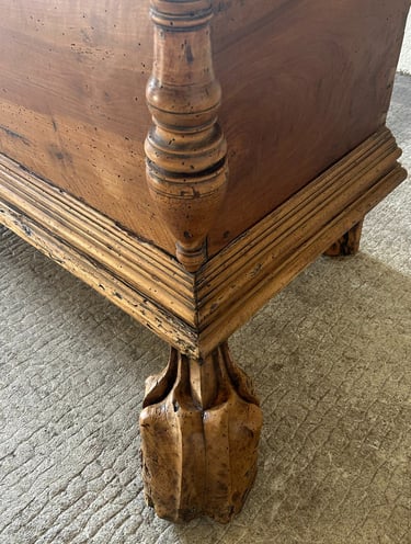 Maie ancienne en bois restaurée, zoom sur le piètement sculpté en patte de lion et le bois brut.