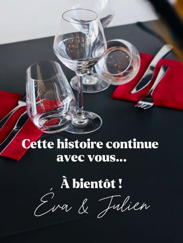Verres à vin et verres à eau vides posés sur une table gris foncé et des serviettes en papier rouge