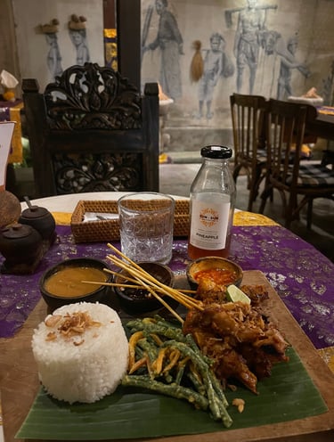 Sate Pitu, brochettes de poulet grillées servies avec riz et Kombucha à Ubud.