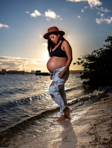 Portrait maternité d’une femme au bord de la mer au coucher du soleil