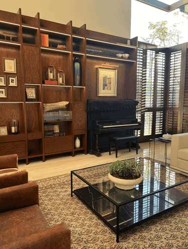 Estantería de madera con iluminación y piano decorativo | KARÄNA