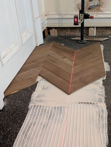 pose parquet collée, point de Hongrie, parquet foncé, alignement laser, rénovation de sol