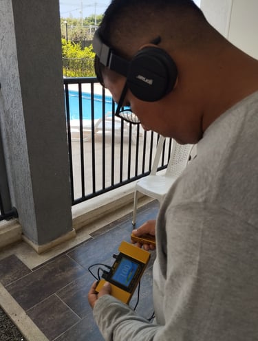 Plomero observando el geofono en una deteccion