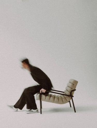 Referência visual de branding com estética minimalista e moderna da agência Lancover