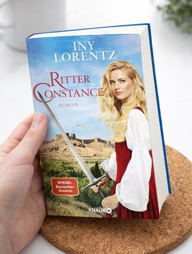Buch Ritter Constance von Iny Lorentz in der Hand gehalten, sichtbares Buchcover