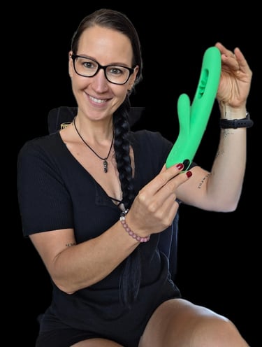 Pleasurelit Patricia with her green vivifie vindani pleasure toy.