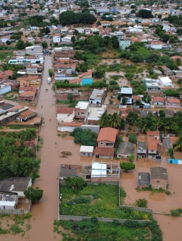 Enchentes e destruição urbana causadas por chuvas intensas em Minas Gerais, com ruas alagadas, pavim