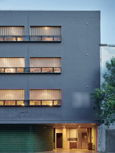 foto di una palazina con il numero civico sfocato