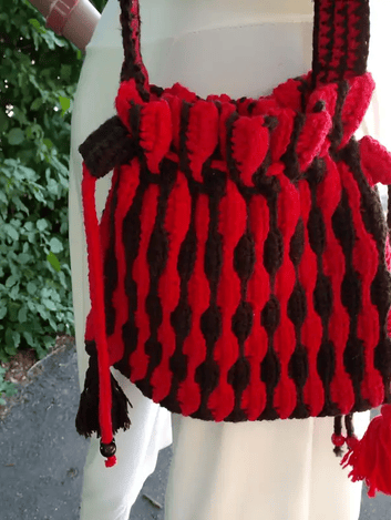 Sac à main Cappuccetto fait main au crochet avec des fils noirs et rouges