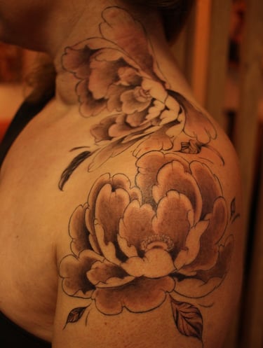 pivoines japonaises tatouées sur l'épaule d'une cliente de Minuit Tattoo