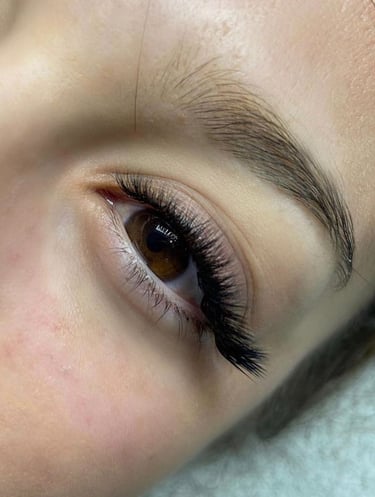 Résultat pose d'extensions réalisé par Id'ile beauty