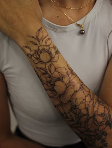 manchette florale tatouée par Eva Ink vlr