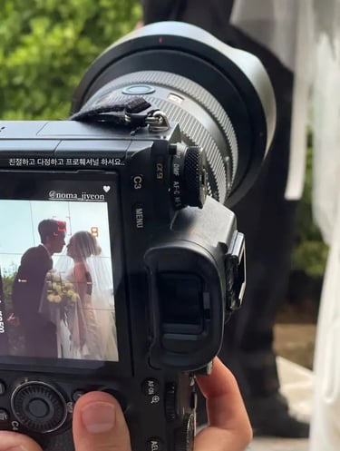 Cámara profesional capturando a una pareja de novios durante su sesión de boda, fotografía realizada por TheLens.co en Bogotá