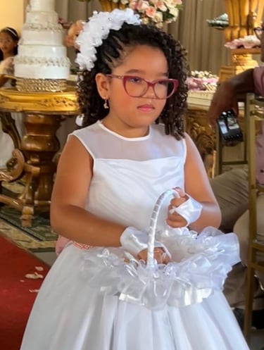 Daminha de 9 anos Florista vestido prata em um cerimônia casamento elegante
