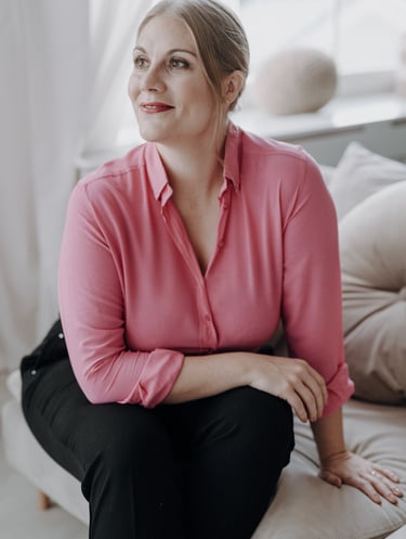 Sarah Kiefer sitzt auf Couch für Coaching