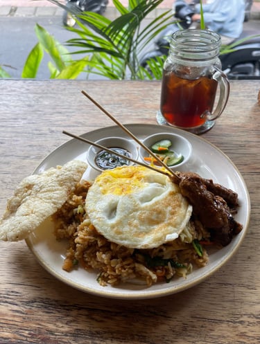 Nasi Goreng spécial avec Satay Ayam, plat indonésien de riz frit et brochettes de poulet