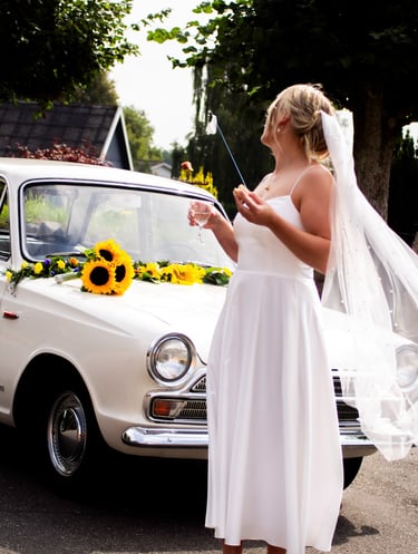 Uformel brudekjole i satin I simpel og moderne 