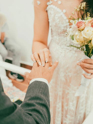 Novia preparándose antes de su boda en Bogotá — fotógrafo de bodas TheLens.