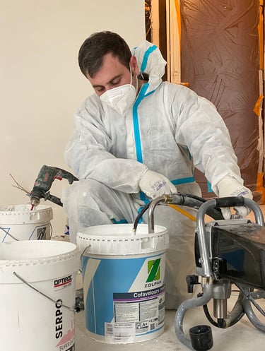 Peintre préparant la peinture