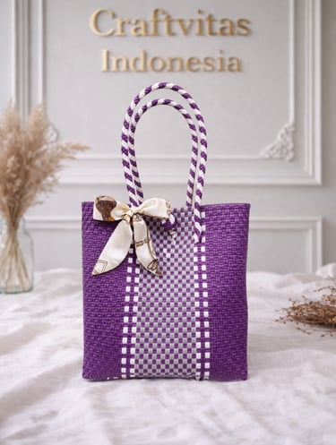 Tas anyaman plastik motif batik ungu putih handmade Craftvitas Indonesia