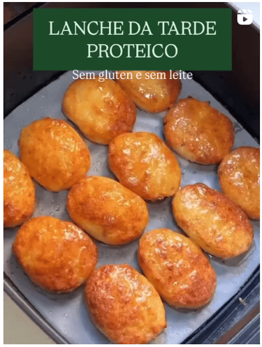 Bolinhos assados dourados como opção de lanche proteico sem glúten e sem lactose, na air fryer