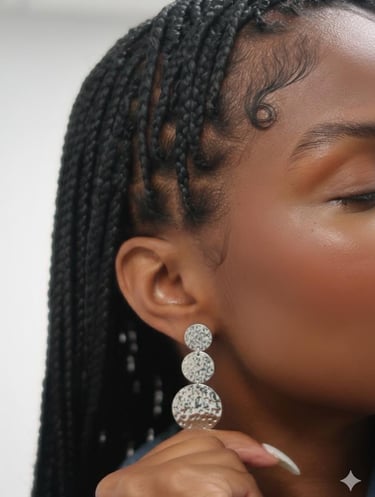 Boucles d’oreilles tendance en acier inoxydable présentées en entreprise