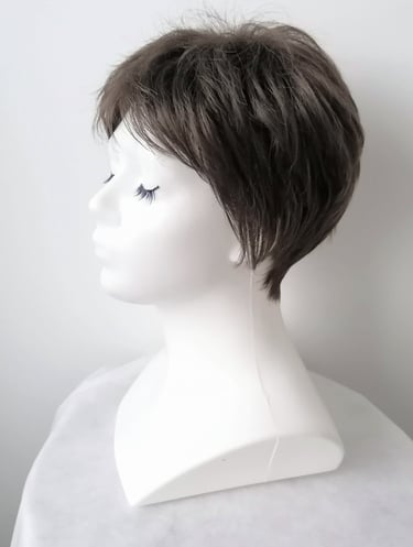 tamsiai rudas trumpu plauku perukas